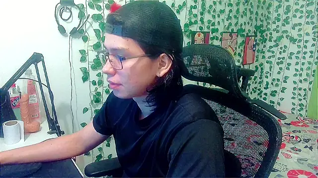 Snapshot of Andy_gray chatting on 07-20-26, 11:56 Andy gray online show from 07-20-26, 11:56
