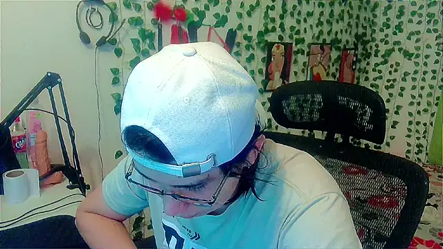 Snapshot of Andy_gray chatting on 07-21-26, 12:24 Andy gray online show from 07-21-26, 12:24