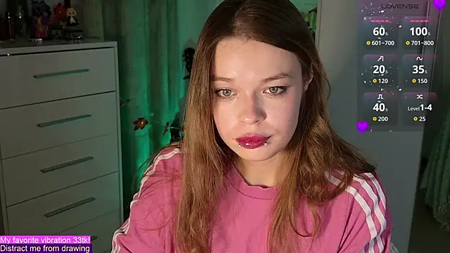 Snapshot of ValBae chatting on 10-13-25, 07:47 ValBae online show from 10-13-25, 07:47