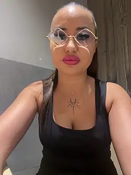 Snapshot of beautydiamond chatting on 05-24-26, 07:46 beautydiamond online show from 05-24-26, 07:46