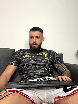 Snapshot of LoveIsBlind_ chatting on 10-31-25, 07:37 LoveIsBlind  online show from 10-31-25, 07:37