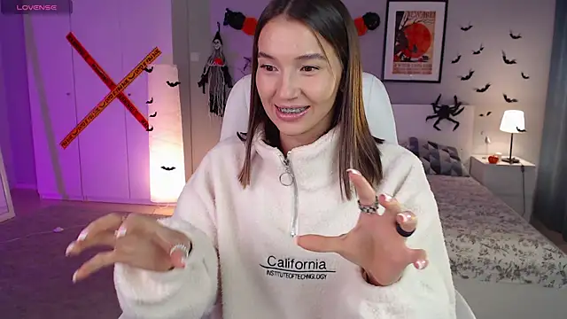 Bellla Haddid online show from 10-24-25, 01:46