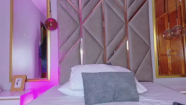 Lola King online show from 02-19-25, 08:33