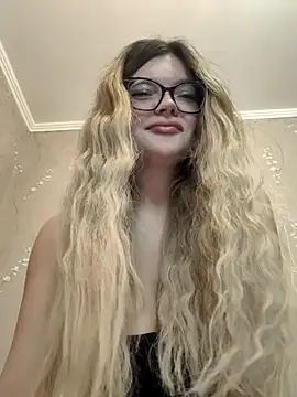 Snapshot of ZaraBloom chatting on 03-28-26, 04:28 ZaraBloom online show from 03-28-26, 04:28