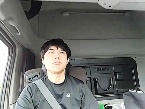 whitebriefboy online show from 04-18-26, 09:48