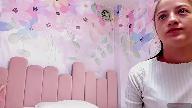 Snapshot of Annie_Cute18_ chatting on 01-17-25, 04:06 Annie Cute18 online show from 01-17-25, 04:06