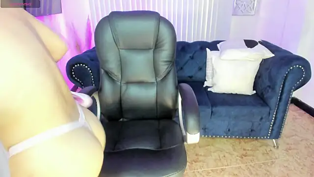 Snapshot of naomii_campbell_ chatting on 12-13-24, 03:54 naomii campbell online show from 12-13-24, 03:54
