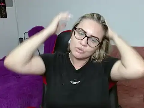 Snapshot of helenca43 chatting on 02-01-25, 11:48 helenca43 online show from 02-01-25, 11:48
