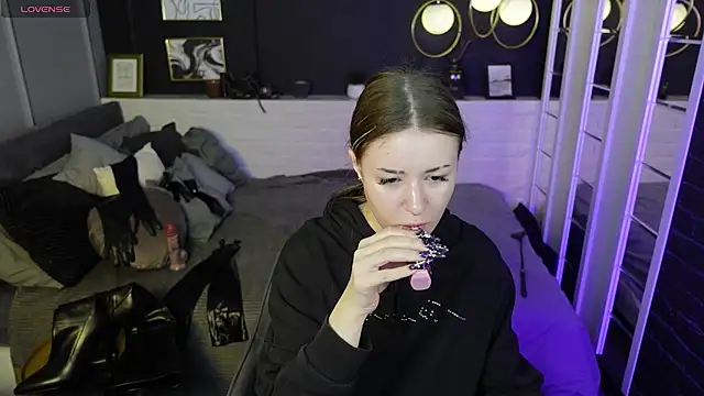 Lily Moonlight online show from 03-06-25, 07:47