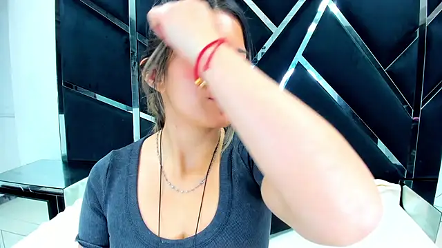 Snapshot of GiaRoussel chatting on 12-14-25, 06:12 GiaRoussel online show from 12-14-25, 06:12