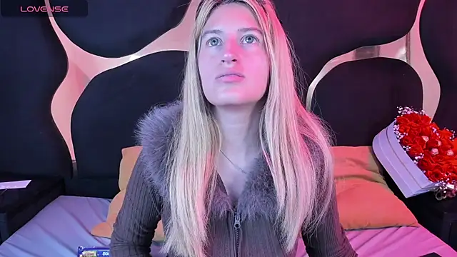 Snapshot of GiaRoussel chatting on 02-14-26, 03:42 GiaRoussel online show from 02-14-26, 03:42