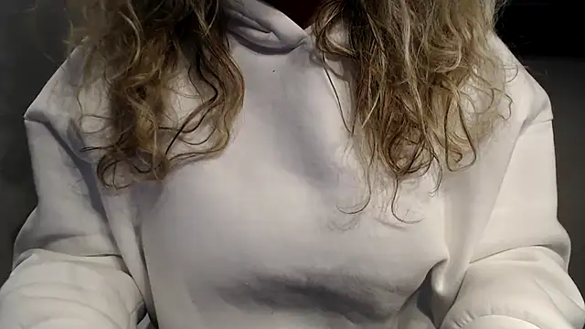 Snapshot of JenniLowen chatting on 02-17-25, 04:04 JenniLowen online show from 02-17-25, 04:04