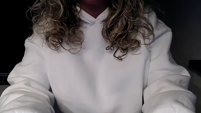 Snapshot of JenniLowen chatting on 02-25-25, 08:14 JenniLowen online show from 02-25-25, 08:14