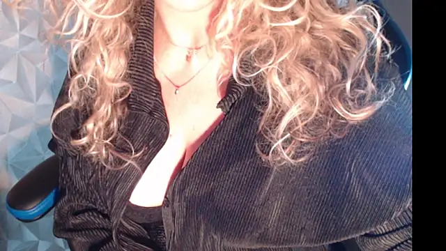 Snapshot of JenniLowen chatting on 03-13-25, 02:01 JenniLowen online show from 03-13-25, 02:01