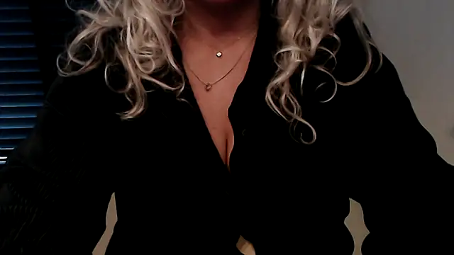 Snapshot of JenniLowen chatting on 10-12-25, 12:04 JenniLowen online show from 10-12-25, 12:04