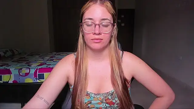 Snapshot of atenas_05_ chatting on 03-04-25, 07:01 atenas 05 online show from 03-04-25, 07:01