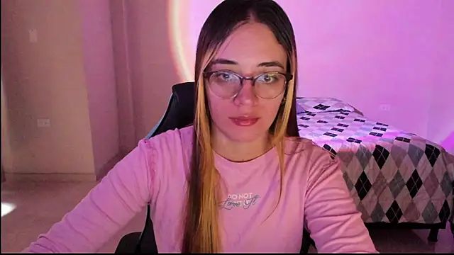 Snapshot of atenas_05_ chatting on 09-08-25, 06:18 atenas 05 online show from 09-08-25, 06:18