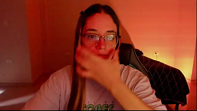 Snapshot of atenas_05_ chatting on 09-12-25, 06:19 atenas 05 online show from 09-12-25, 06:19