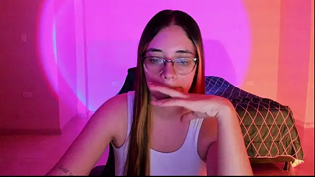 Snapshot of atenas_05_ chatting on 09-17-25, 09:33 atenas 05 online show from 09-17-25, 09:33