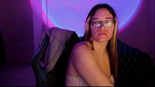 Snapshot of atenas_05_ chatting on 10-13-25, 09:20 atenas 05 online show from 10-13-25, 09:20