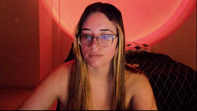 Snapshot of atenas_05_ chatting on 10-14-25, 09:21 atenas 05 online show from 10-14-25, 09:21