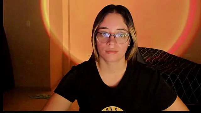 Snapshot of atenas_05_ chatting on 10-17-25, 09:34 atenas 05 online show from 10-17-25, 09:34