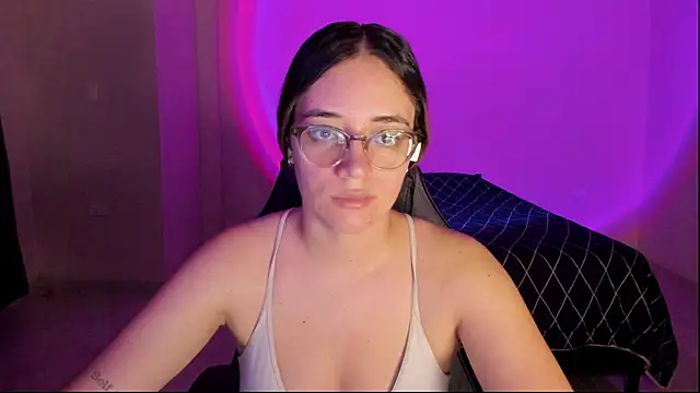 Snapshot of atenas_05_ chatting on 10-19-25, 09:21 atenas 05 online show from 10-19-25, 09:21