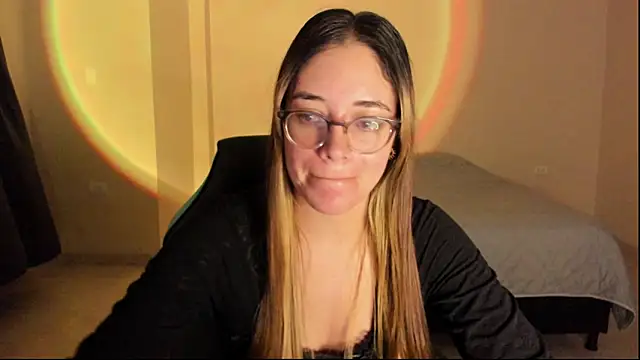 Snapshot of atenas_05_ chatting on 10-25-25, 09:28 atenas 05 online show from 10-25-25, 09:28