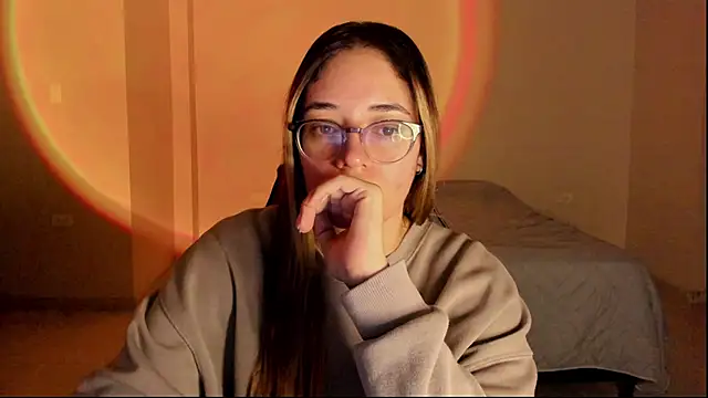 Snapshot of atenas_05_ chatting on 10-28-25, 09:24 atenas 05 online show from 10-28-25, 09:24