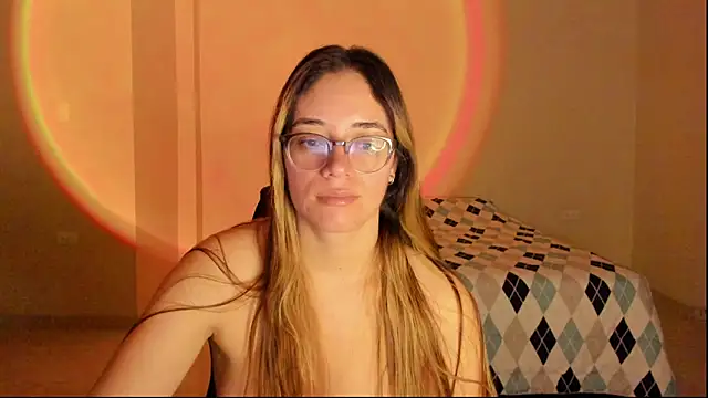 Snapshot of atenas_05_ chatting on 10-30-25, 09:22 atenas 05 online show from 10-30-25, 09:22