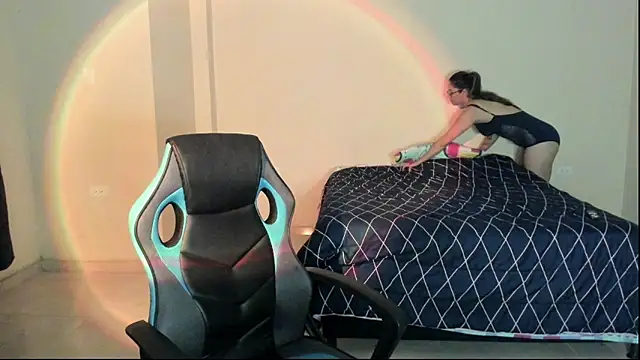 Snapshot of atenas_05_ chatting on 11-10-25, 10:53 atenas 05 online show from 11-10-25, 10:53