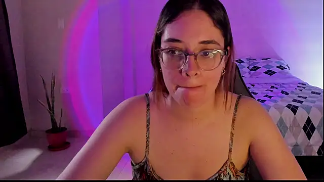 Snapshot of atenas_05_ chatting on 11-17-25, 09:09 atenas 05 online show from 11-17-25, 09:09