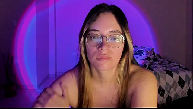 Snapshot of atenas_05_ chatting on 11-18-25, 09:36 atenas 05 online show from 11-18-25, 09:36