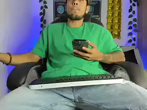 Snapshot of mikee_scooth chatting on 01-20-25, 02:32 mikee scooth online show from 01-20-25, 02:32