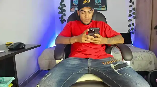 Snapshot of mikee_scooth chatting on 02-19-25, 04:44 mikee scooth online show from 02-19-25, 04:44