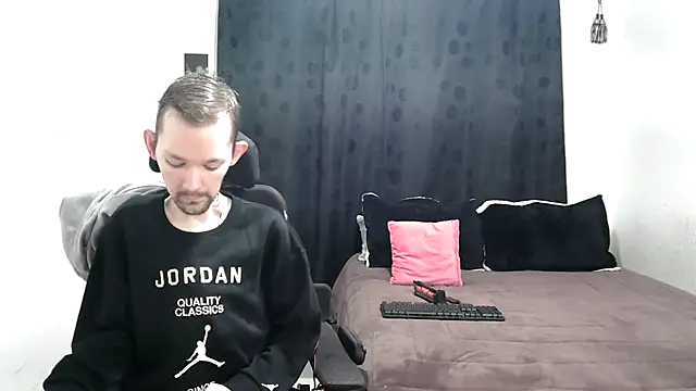 Sophia and Thomas online show from 02-21-25, 09:02