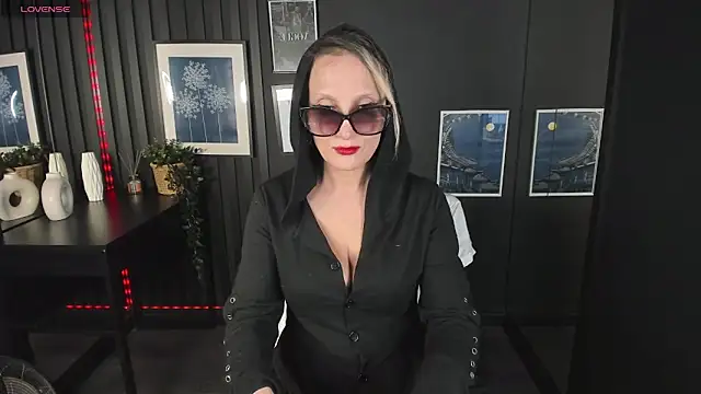 Queen Anna  online show from 01-24-25, 07:49