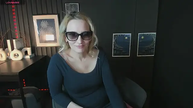 Snapshot of Queen_Anna_ chatting on 07-26-26, 05:37 Queen Anna online show from 07-26-26, 05:37