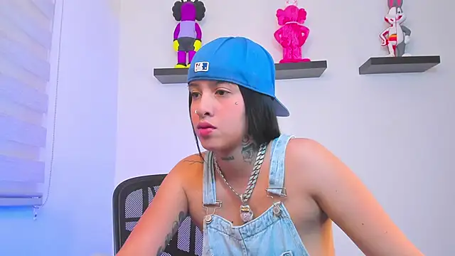 Snapshot of Gangster_Girl chatting on 12-17-24, 10:32 Gangster Girl online show from 12-17-24, 10:32