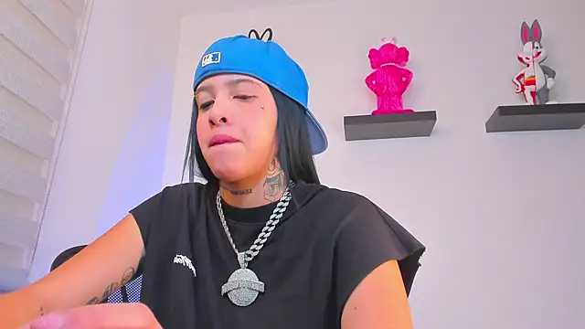 Snapshot of Gangster_Girl chatting on 12-22-24, 04:28 Gangster Girl online show from 12-22-24, 04:28