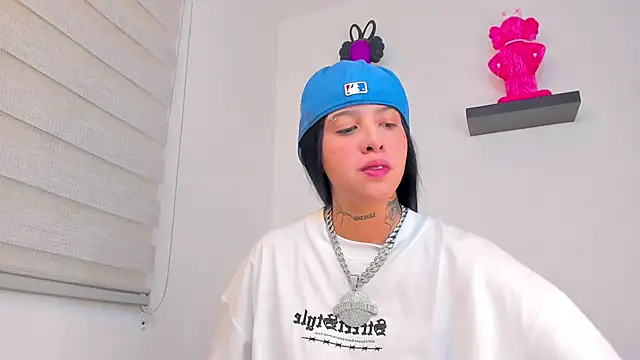 Snapshot of Gangster_Girl chatting on 01-02-25, 01:17 Gangster Girl online show from 01-02-25, 01:17