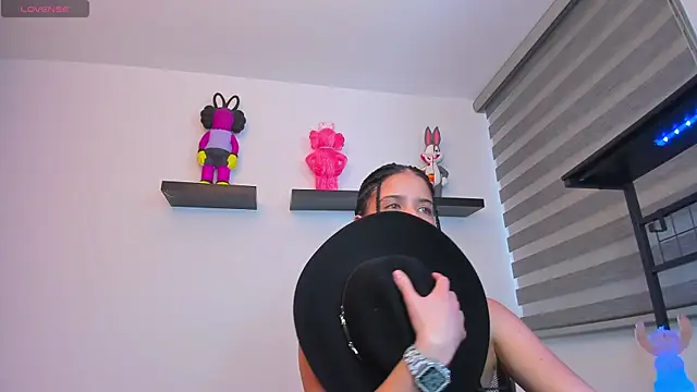 Snapshot of Gangster_Girl chatting on 01-14-26, 04:12 Gangster Girl online show from 01-14-26, 04:12