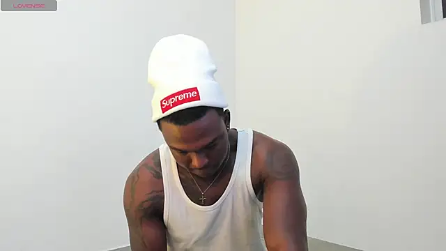 Snapshot of Troykhalil chatting on 11-18-25, 01:33 Troykhalil online show from 11-18-25, 01:33