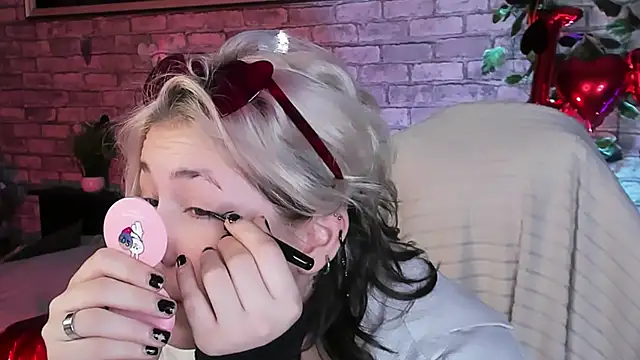 Snapshot of Alex_Howell chatting on 02-12-25, 08:18 Alex Howell online show from 02-12-25, 08:18