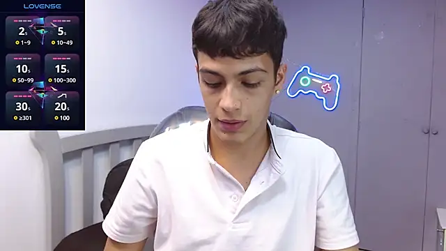 Snapshot of SkinnyBoy_ chatting on 01-21-25, 06:23 SkinnyBoy online show from 01-21-25, 06:23