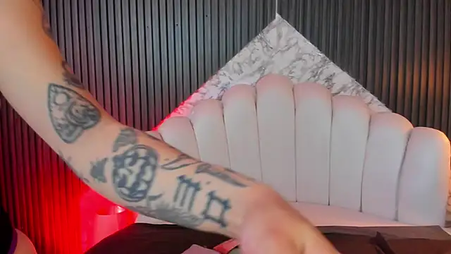 Snapshot of MeganDraco_ chatting on 02-21-25, 06:26 MeganDraco online show from 02-21-25, 06:26