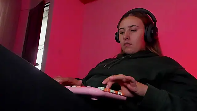 bonnie moon  online show from 12-22-25, 09:23