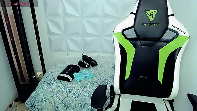 Snapshot of bby_santi chatting on 12-11-24, 01:06 bby santi online show from 12-11-24, 01:06