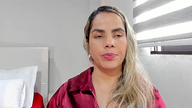 Snapshot of ClaraMariaMon chatting on 05-11-26, 06:49 ClaraMariaMon online show from 05-11-26, 06:49