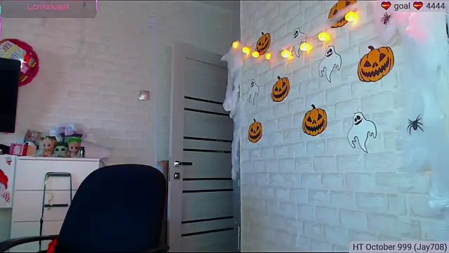 Snapshot of SuchCute chatting on 10-18-25, 02:47 SuchCute online show from 10-18-25, 02:47